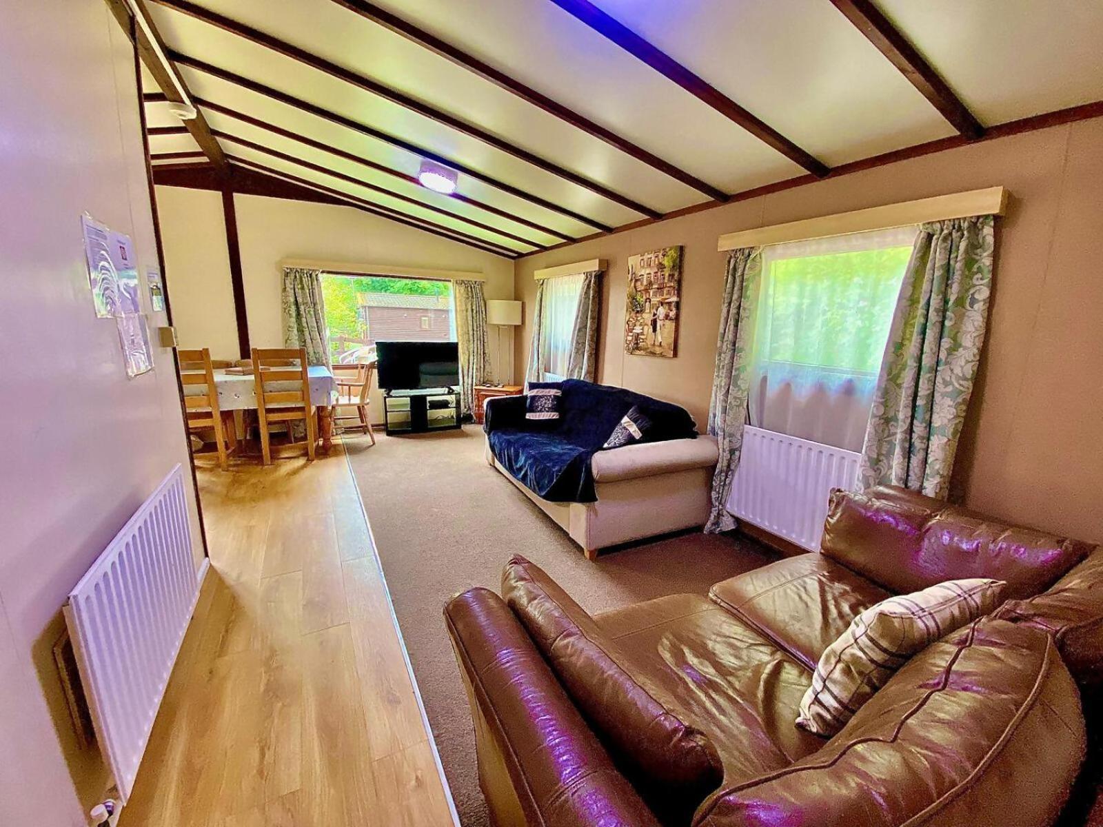The Raddle Inn Log Cabins Croxden Exterior foto